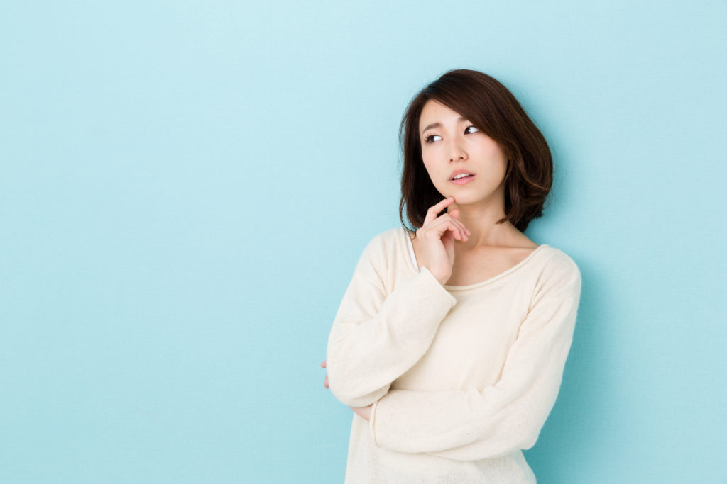 悩んでる女性の写真