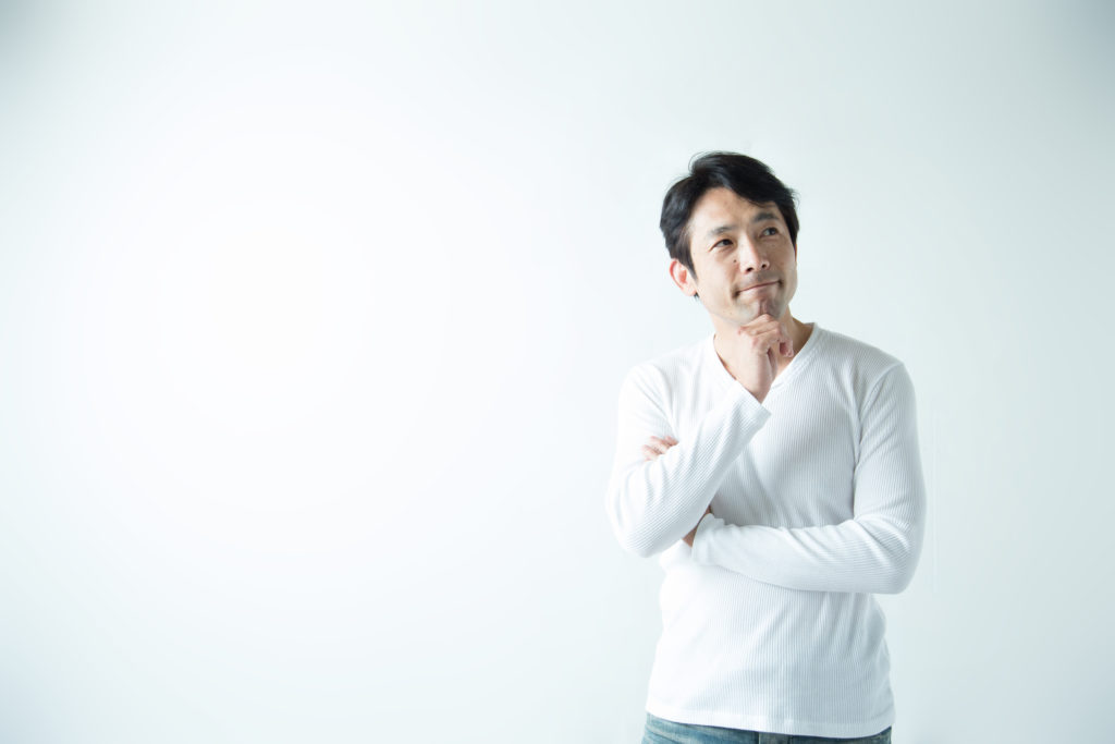 男性が悩んでる画像