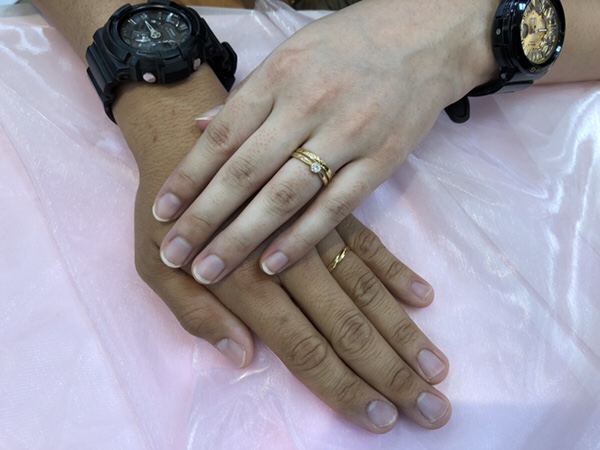 結婚指輪　ペア　男女カップルの手