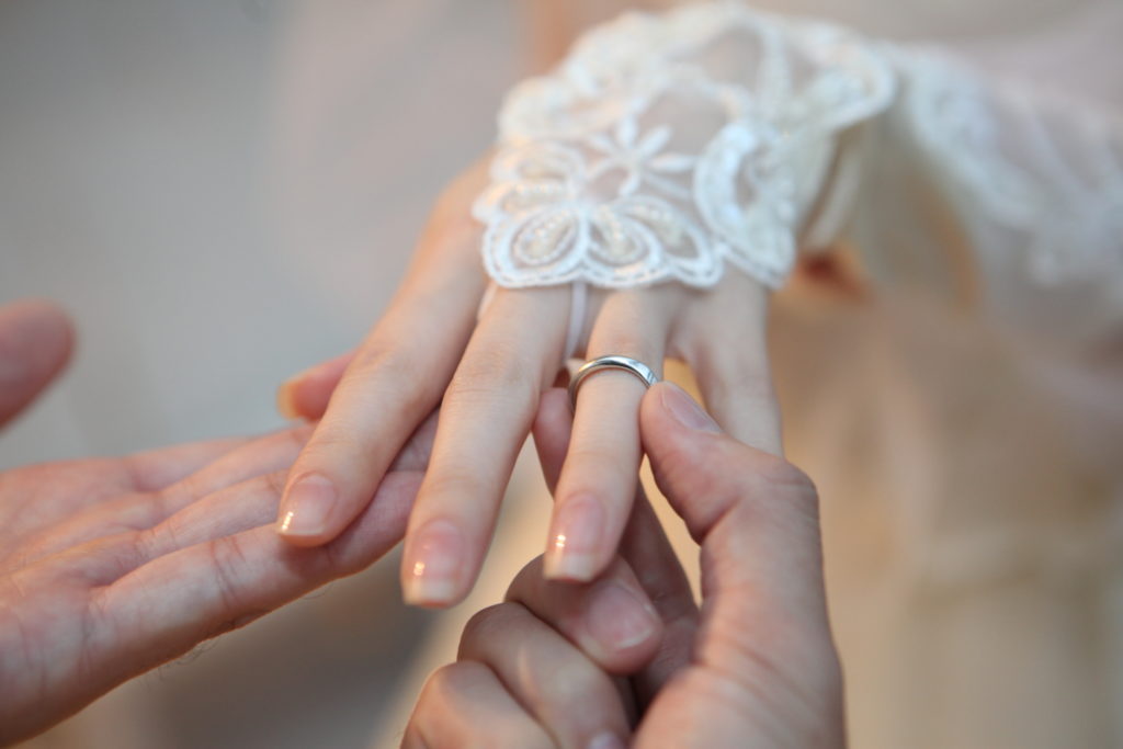 婚約指輪をしてる花嫁
