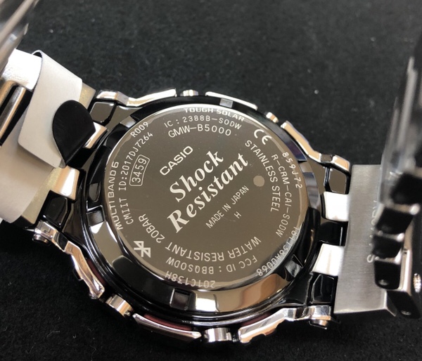 腕時計　ソーラー電波bluetoothを搭載したg-shock　GMW-B5000D-1JFの裏蓋