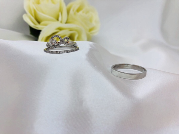 結婚指輪　婚約指輪　Une MariageのEnvelopperとD e b u t e r　アンマリアージュのアンヴロペとデビュテ　