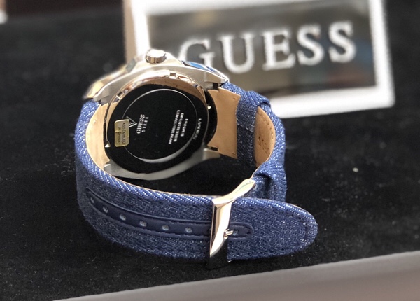 腕時計　ゲス   W1058G1    guess の裏蓋側とジーンズデザインのベルト