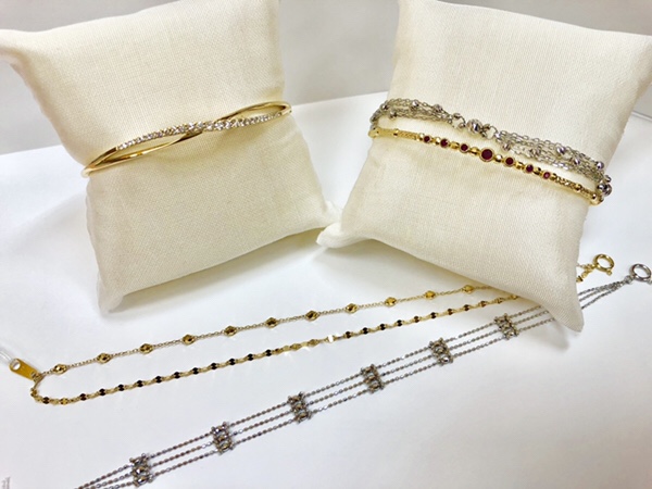 バングルとブレスレット　金素材　ダイヤモンド付き
