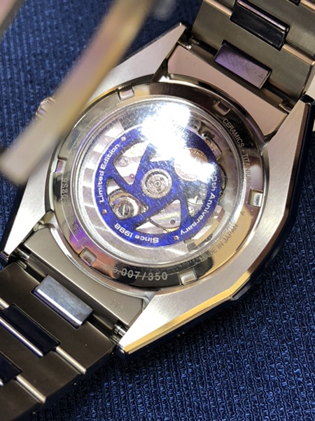 腕時計　グランドセイコーSBGJ229　20周年記念モデル 数量限定350本 ブルーセラミックスの裏蓋側とシースルーバック