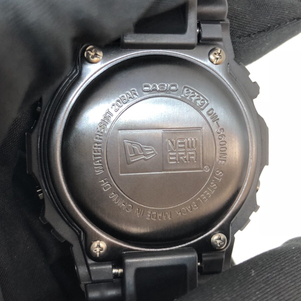 腕時計　G-SHOCK✖︎NEW ERAコラボレーションモデルDW-5600NE-1JRの裏蓋側とロゴ
