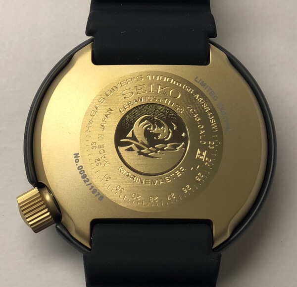腕時計　「セイコー マリーンマスター」1978クォーツダイバーズ復刻デザインSBBN040の裏蓋側とシリアルナンバー