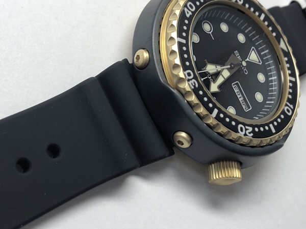 腕時計　「セイコー マリーンマスター」1978クォーツダイバーズ復刻デザインSBBN040のベルト側