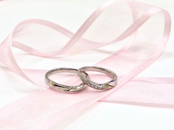 婚約指輪　結婚指輪　Something Blue のハート型のデザインリング Wrap Heartラップハート