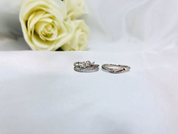 ブライダルリング　婚約指輪と結婚指輪　エンゲージリング（Une Mariage）Chaleureusement「シャルズマン」とマリッジリング（ Mariage）Plume（プリュム）