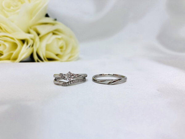ブライダルリング　婚約指輪と結婚指輪　Quand de  Mariage　Calla lily…（カラ-）