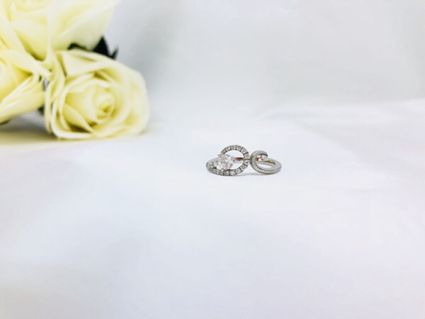 ブライダルリング婚約指輪　Une Mariage Envelopper（アンヴロペ）