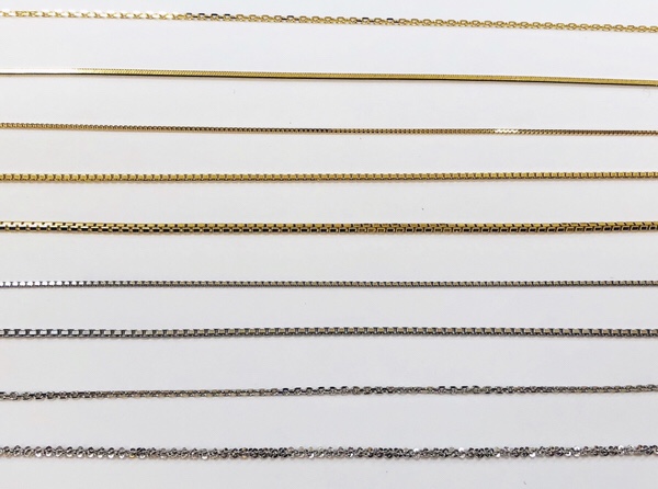 金やプラチナ素材のシンプルなデザインネックレス