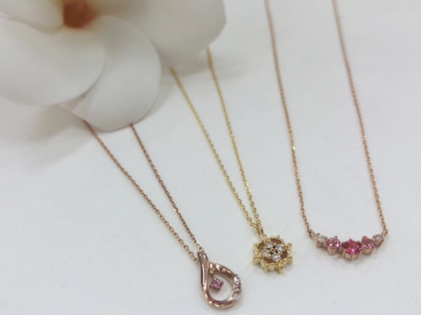 ファッション　金素材のプチネックレス