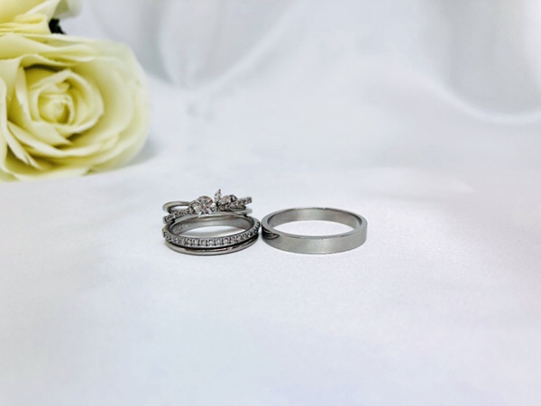 ブライダルリング 婚約指輪と結婚指輪 Une MariageのGuirlande（ギルランド）とDebuter（デビュテ）