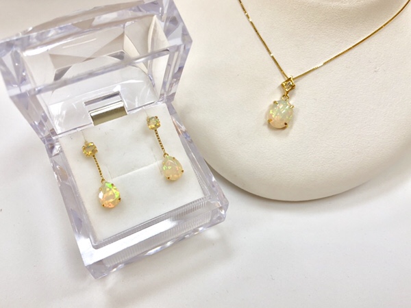 ファッションネックレスとピアスのセット　オパール使用