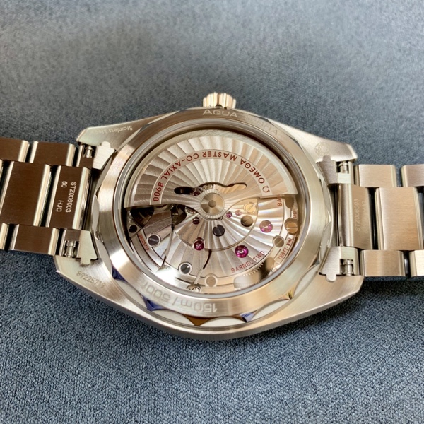 腕時計　OMEGA シーマスターアクアテラの裏蓋側