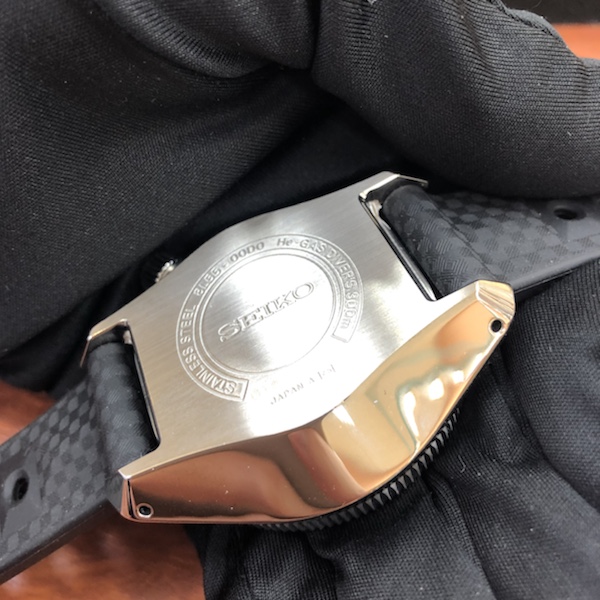 腕時計　SEIKO PROSPEXマリーンマスター プロフェッショナルSBEX007復刻版1968メカニカルダイバーズの裏蓋側