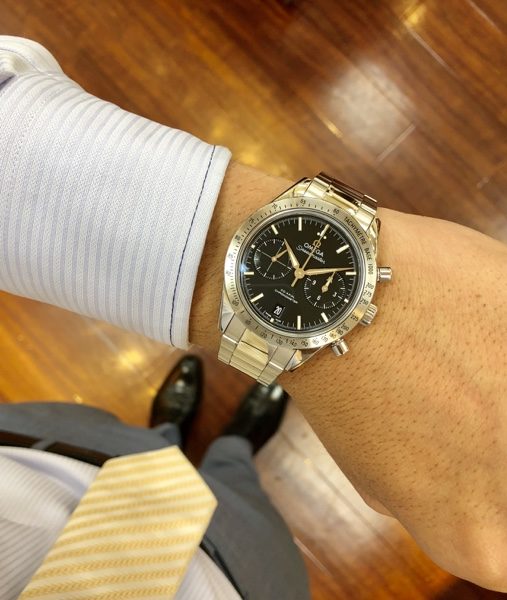 腕時計　スピードマスター'57を着用