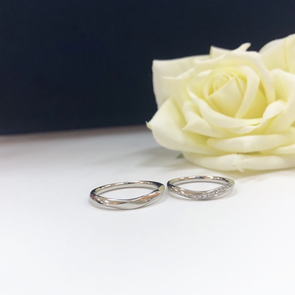 ブライダルリング　エンゲージリングとマリッジリング　婚約指輪と結婚指輪　Something Blue（サムシングブルー）のディヴァイン   