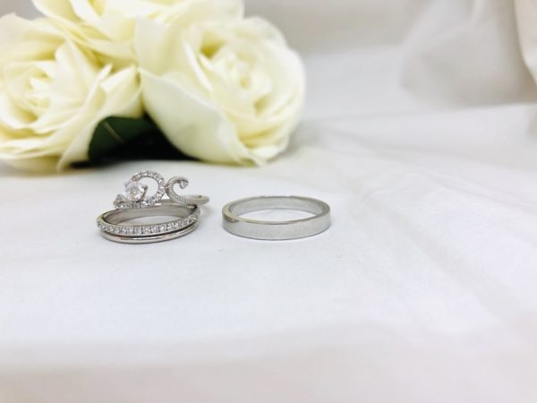 ブライダルリング　une  Mariage（アンマリアージュ）エンゲージリング・Envelopper（アンヴロペ）とマリッジリング・Debuter（デビュテ）