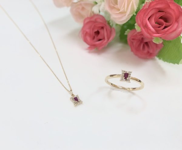 ファッションジュエリー　ルビー付きファションリングとプチネックレス