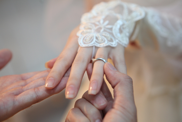 結婚指輪を付ける瞬間