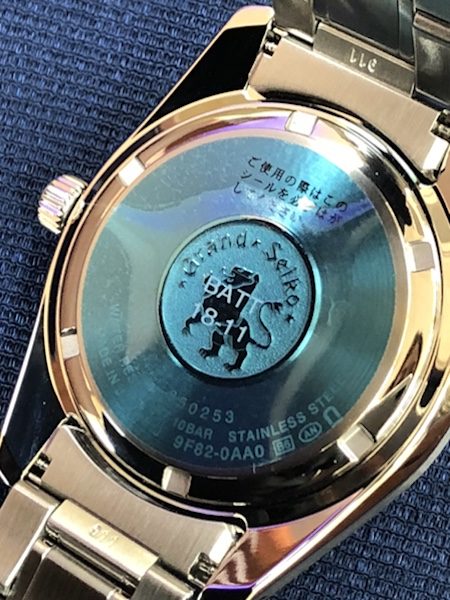 腕時計　グランドセイコー マスターショップ限定モデル SBGV205 クォーツの裏ブタ側と獅子ロゴ