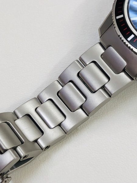 腕時計　Sinn   ダイバーズウォッチ   日本限定モデル   EZM3.Jのベルト側