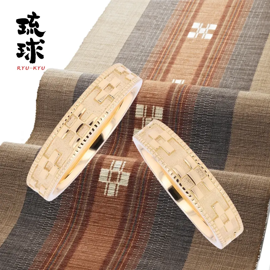 山城時計店 琉球 いつの世も・・・ K18YG ミル打ちレリーフ仕上げ ミンサー結婚指輪ペア メインビジュアル