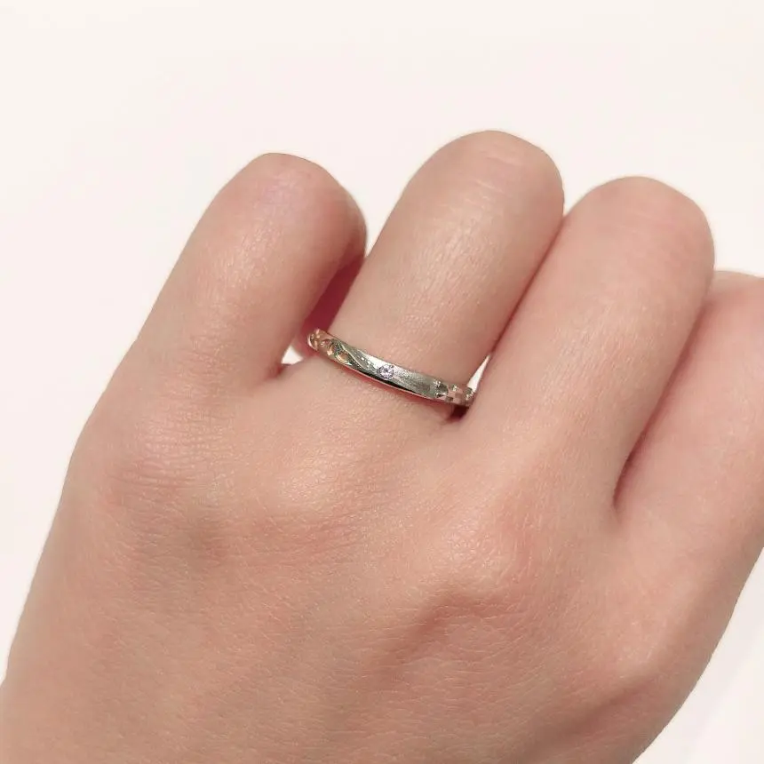 山城時計店 琉球 バンナザクラ 結婚指輪 着用クローズアップ2