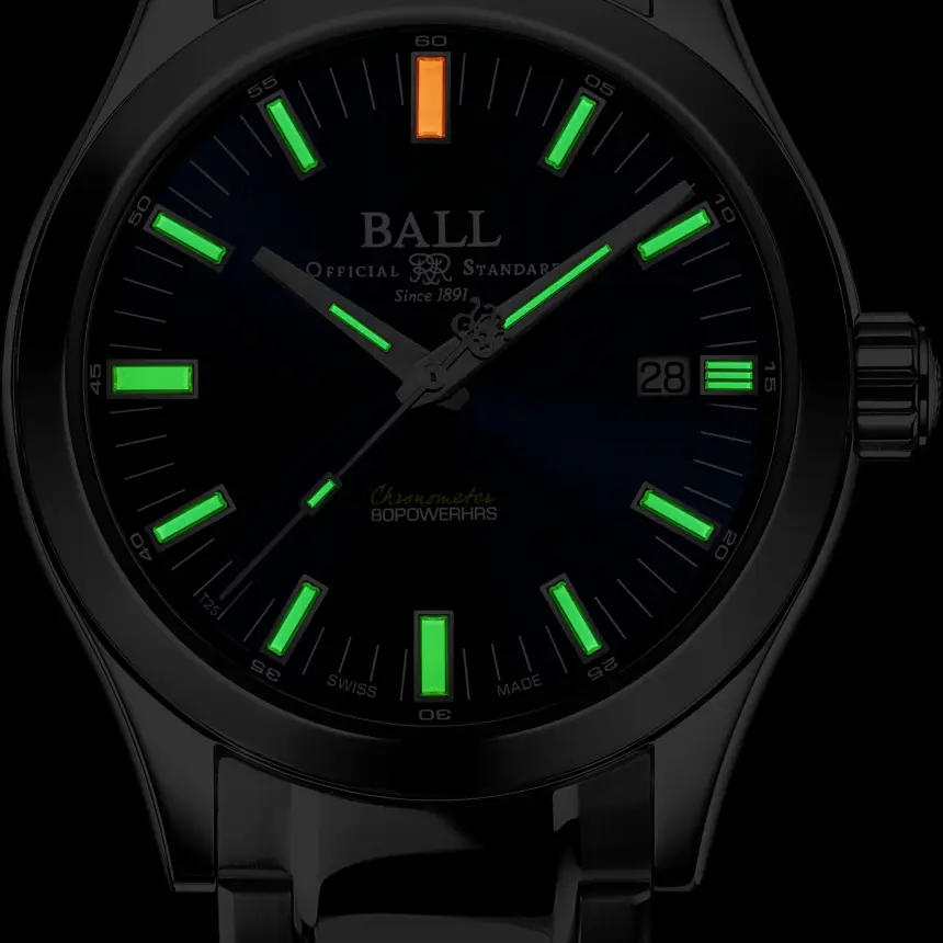 深いブルーのサンレイ文字盤