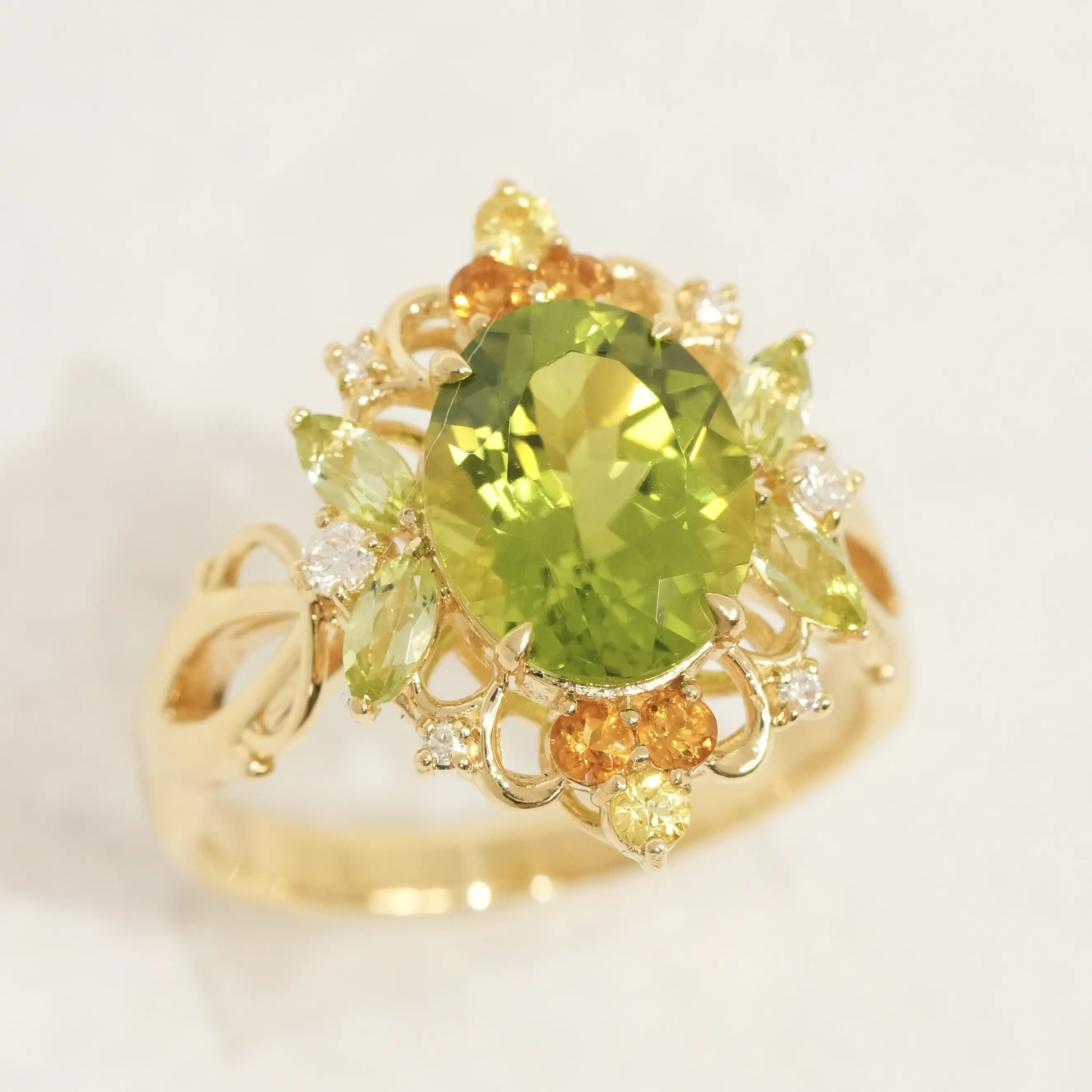 瑞々しいグリーンが彩る 華やかな輝き K18 ペリドット リング メイン画像