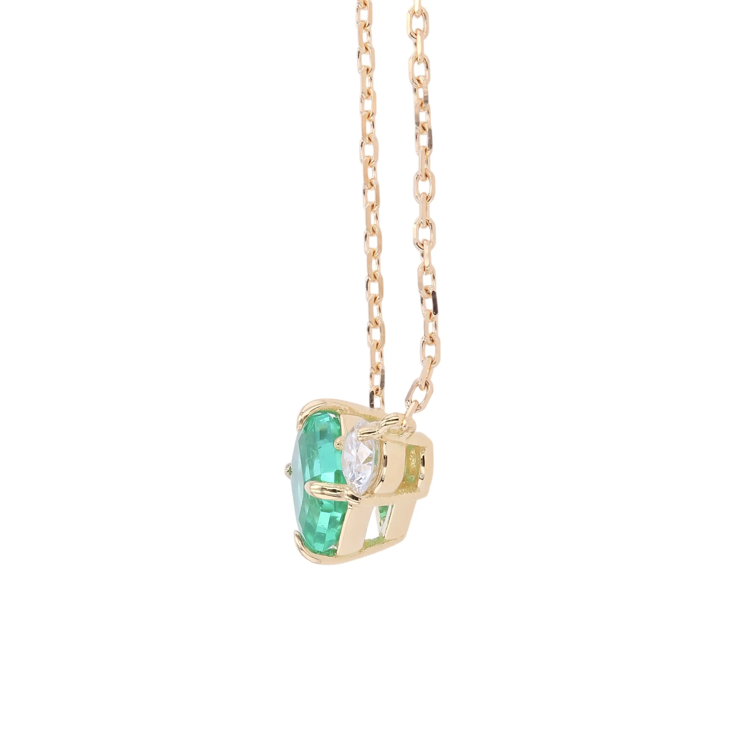 鮮やかな翠を 軽やかに纏って 0.38ct エメラルド K18ネックレス #87002 クローズアップ画像