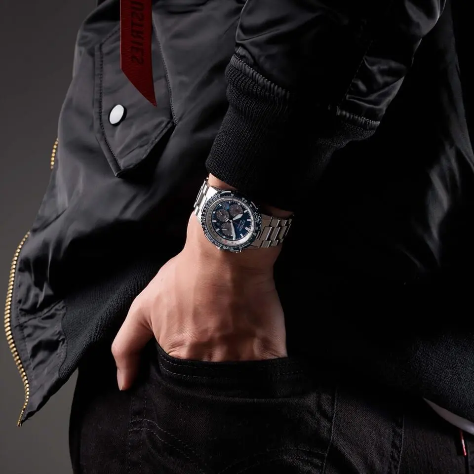 ブルーインパルス限定モデルの斜めからの画像