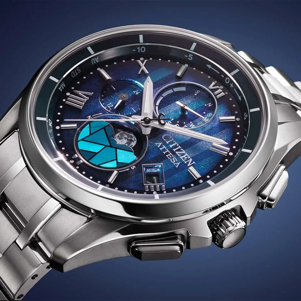 ステンドグラスの光を表現したブルーグラデーションの文字板