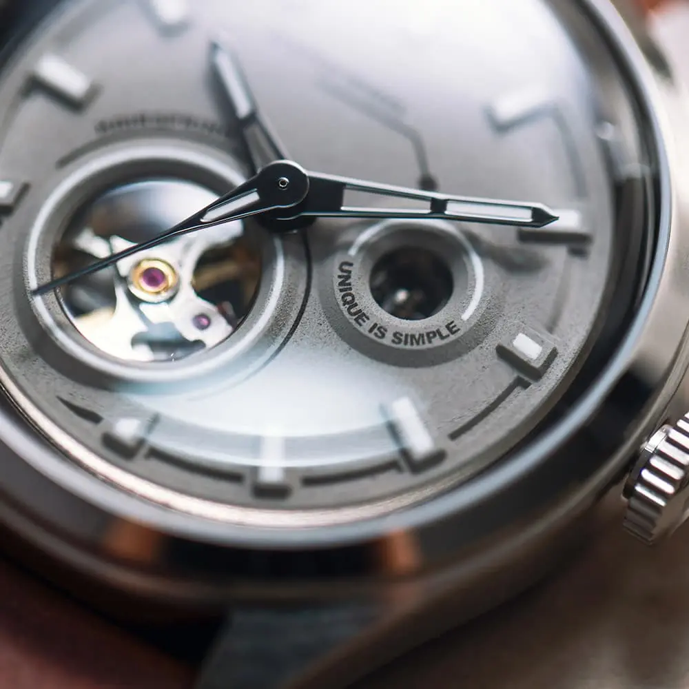 カプセルタワーの窓を想起させるオープンハートダイヤル