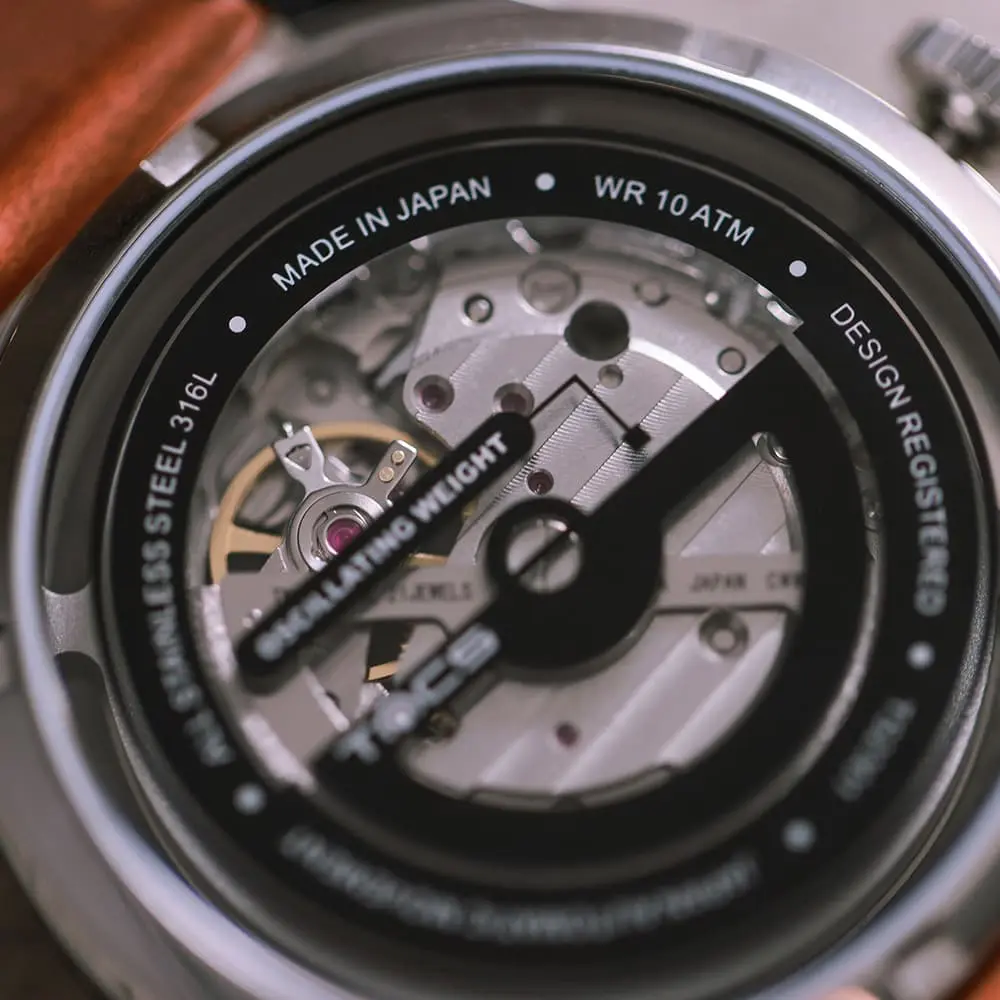 シースルーバックから見える日本製ムーブメント