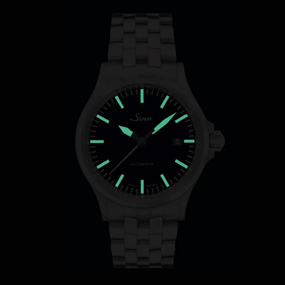 サファイアクリスタル製の裏蓋とムーブメント